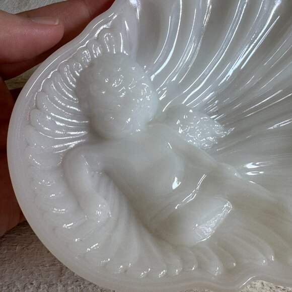 Angel Cherub on Shell Shaped Glass Soap Dish - Milk Glass - Picture 2 of 10
